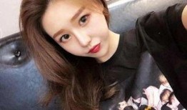 抖音网红写字女神吃瓜视频,趣味横生，字迹间尽显幽默风趣